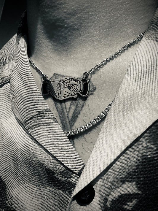 Trust no one necklace